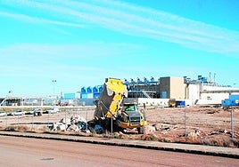 Movimiento de tierras para la construcción de la nueva fábrica, con la actual al fondo.