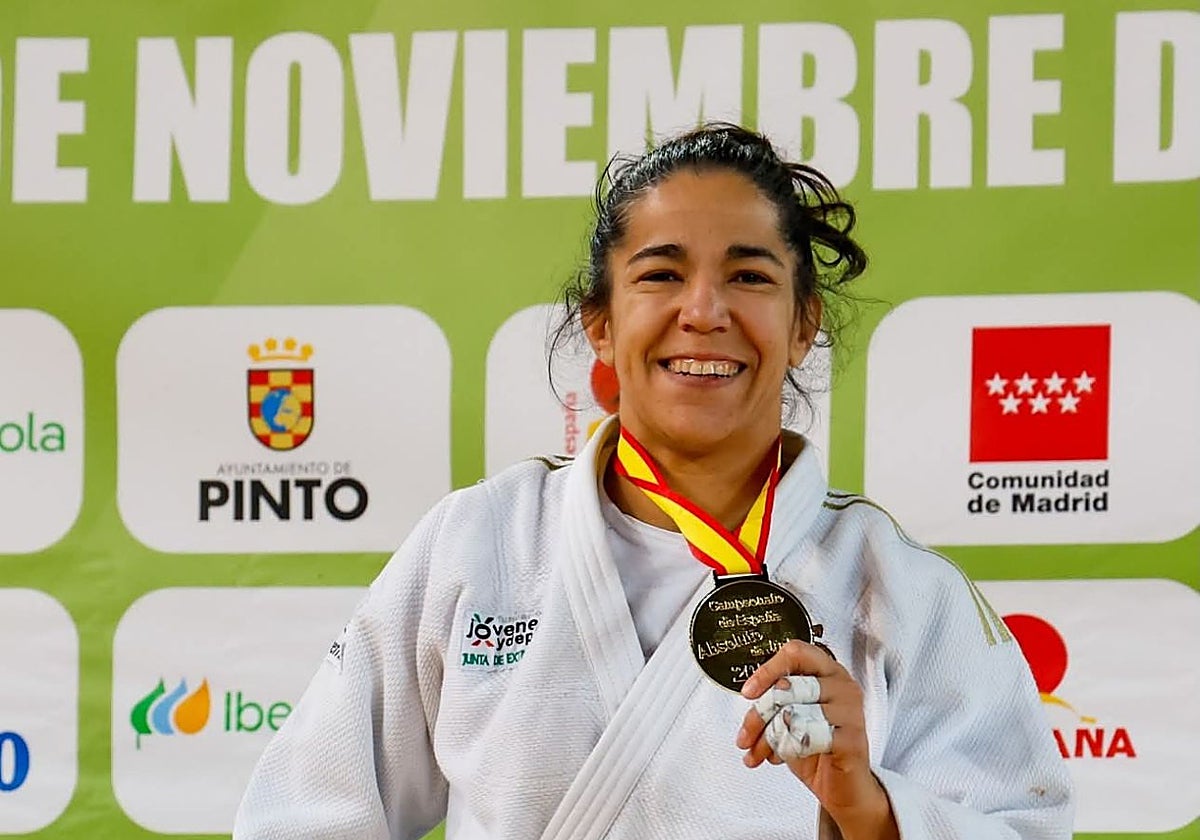 Cristina Cabaña con su oro de campeona de España.