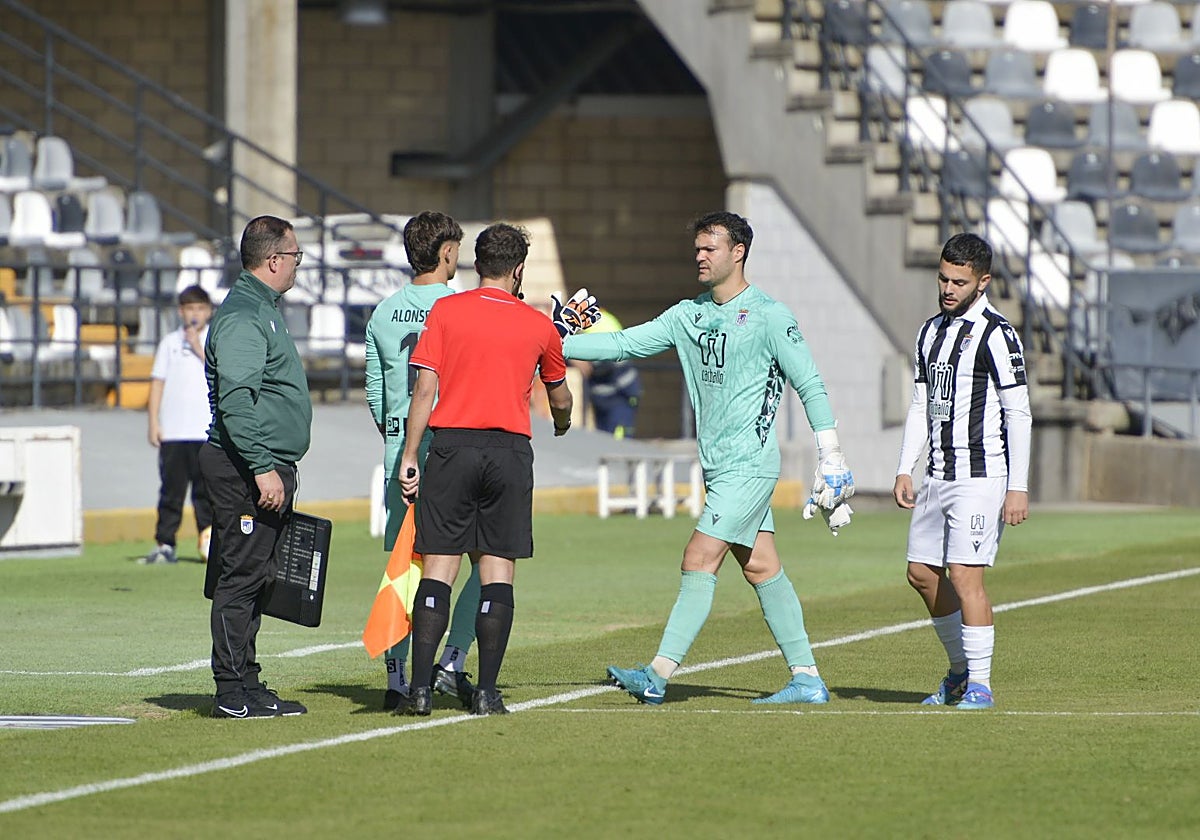El portero Alonso salta al césped en sustitución del lesionado Sergio Tienza.
