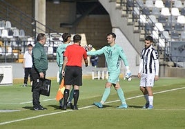 El portero Alonso salta al césped en sustitución del lesionado Sergio Tienza.