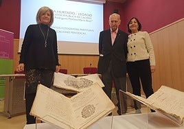 La consejera de Cultura, Victoria Bazaga, Miguel Hurtado, bisnieto de Publio Hurtado y María Jesús Santiago, directora de la Biblioteca Pública de Cáceres, en el acto oficial de la donación del legado este lunes.