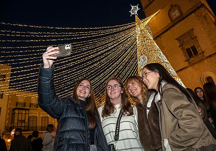 Iluminación navideña en Badajoz: un cable tensado sobre la torre de la Catedral