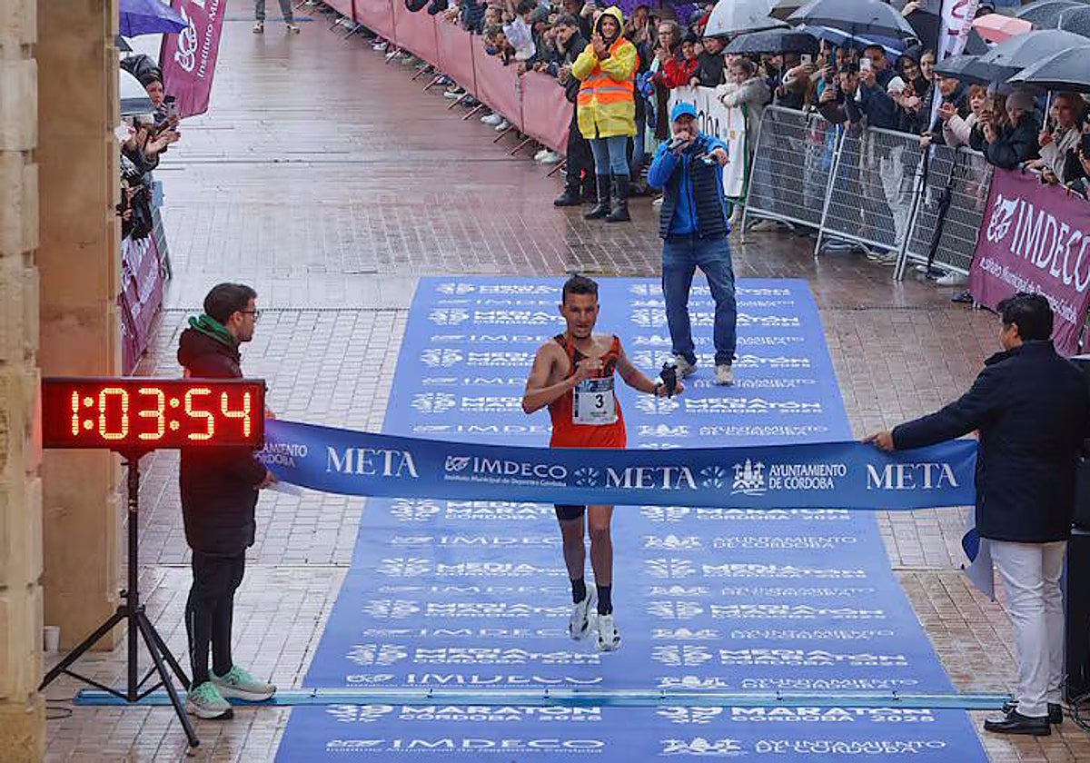 Houssame Benabbou cruza la meta como ganador de la Media Maratón Ciudad de Córdoba.