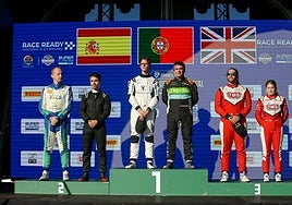 Ángel Santos y su compañero el portugués Gabriel Caçoilo en el segundo cajón del podio del Iberian Supercars.