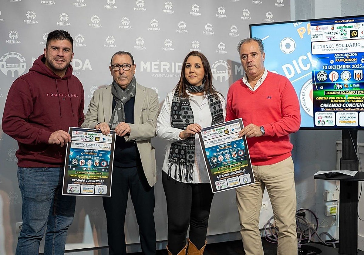 Presentación del torneo de fútbol solidario, esta mañana, en el Ayuntamiento emeritense.