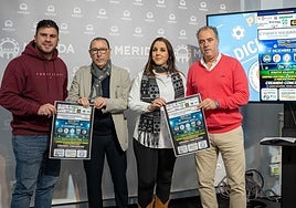 Presentación del torneo de fútbol solidario, esta mañana, en el Ayuntamiento emeritense.