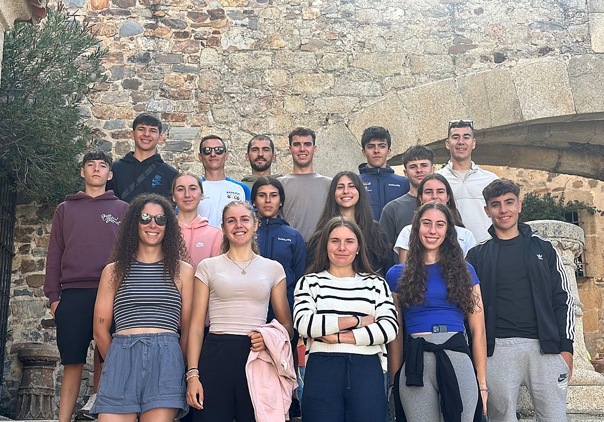 Los integrantes del equipo UCI del Kazajoz y de la nueva formación profesional Extremadura Petrogold Fernando Torres Probikes en Cáceres.