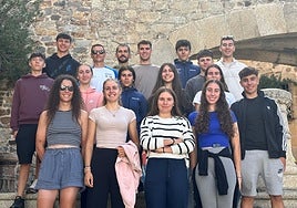 Los integrantes del equipo UCI del Kazajoz y de la nueva formación profesional Extremadura Petrogold Fernando Torres Probikes en Cáceres.