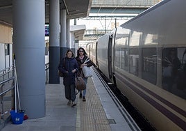 Dos viajeras este lunes tras bajarse en la estación de Badajoz tras montarse en Cáceres 46 minutos antes.