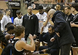 El técnico del BCB, Pablo Cuevas, da instrucciones a sus jugadores durante un tiempo muerto.
