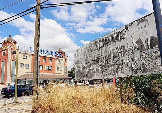 Cartel reclamando el arreglo de Martín Palomino, a la altura de La Despensa de Extremadura.