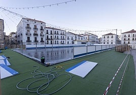 Imagen de este martes por la tarde de la pista de hielo instalada en la Plaza Mayor de Cáceres.