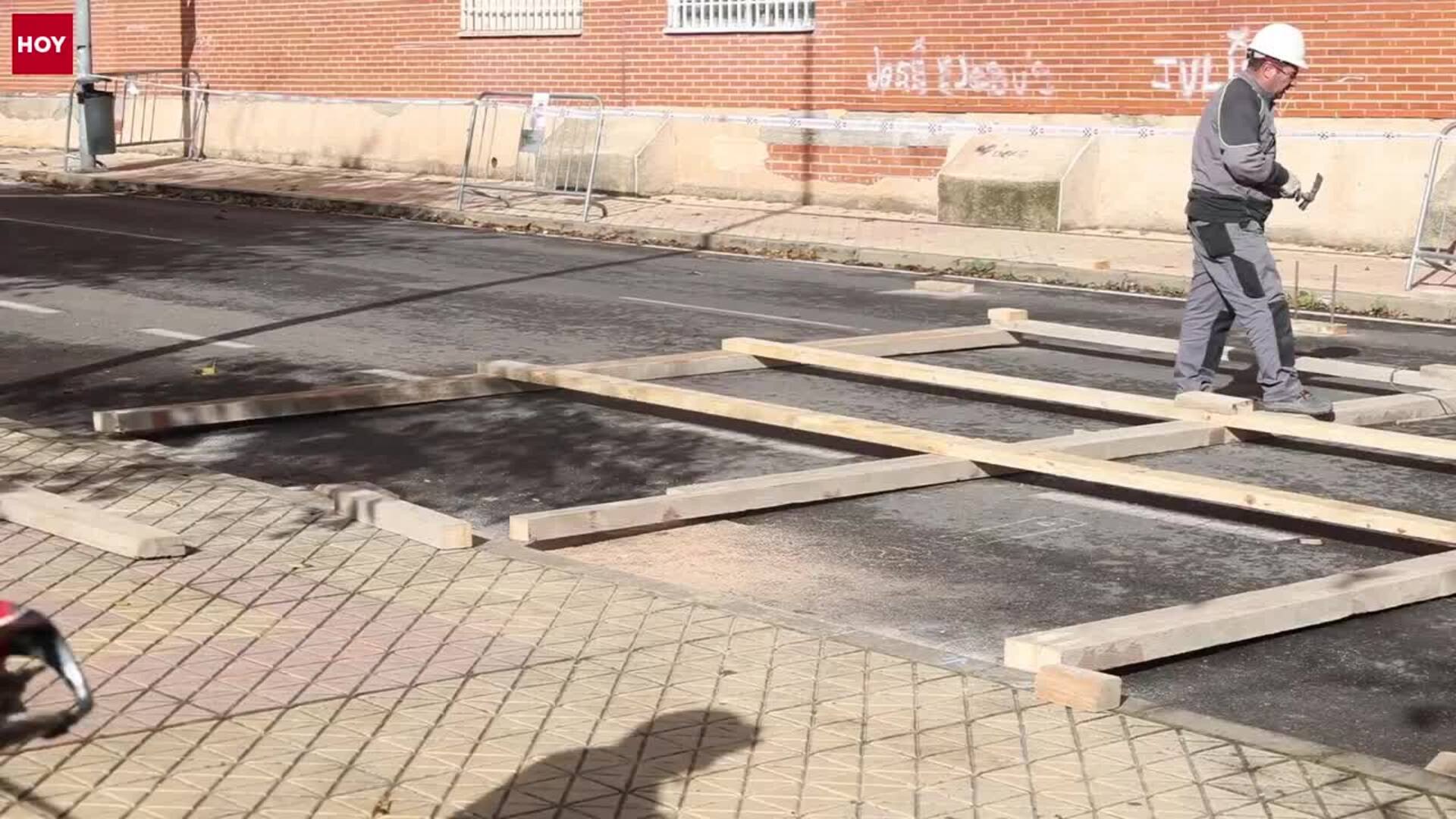 Comienzan a apuntalar el edificio desalojado en Aldea Moret: «La prioridad es garantizar la seguridad de la fachada»