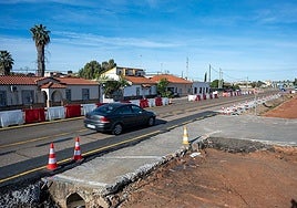 Un vehículo circula por la carretera de Sevilla la mañana de este lunes, junto a los vehículos.