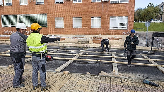 Los trabajos han comenzado este martes por la mañana con la colocación de una estructura de madera.