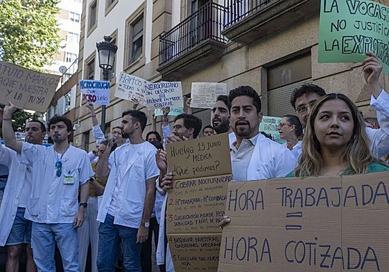 Médicos en Cáceres en una de las huelgas contra el Estatuto Marco celebradas este año.