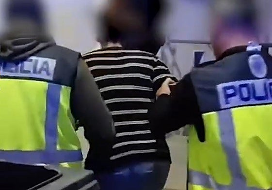 Dos agentes de policía custodian a la mujer detenida en Badajoz.