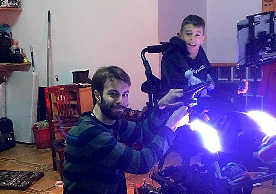 Francisco José García, durante la instalación de las luces y la bocina en la silla de ruedas de Manuel Moreno.