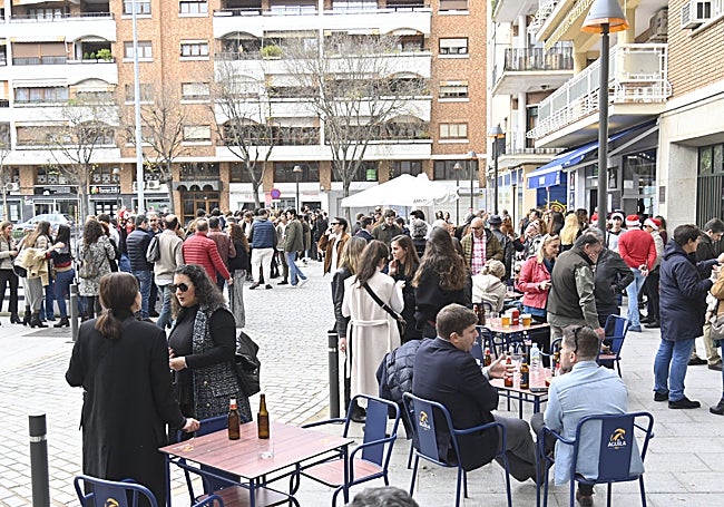 Ambiente de Navidad en las terrazas de la Plaza de los Alféreces.