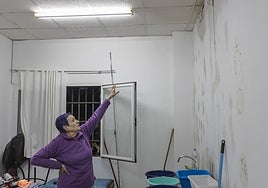 Marilina Lozano muestra las goteras que sufre la sala de costura del centro cívico.