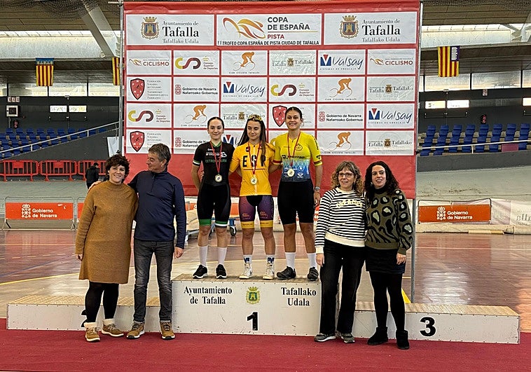 Laura Pérez en el segundo cajón del podio tras conseguir la plata de general de la Copa de España de Tafalla.