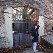 La guía Ana Isabel Torres muestra la casa del pote a unos visitantes.