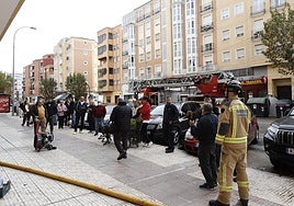 Un incendio calcina parte de un piso en San Roque