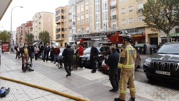Un incendio calcina parte de un piso en San Roque