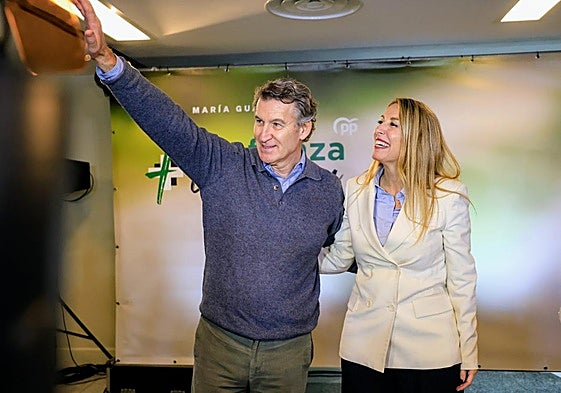 Alberto Núñez Feijóo y María Guardiola antes de empezar el acto en Don Benito.