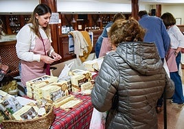 Un grupo de personas compra dulces el año pasado en el Casino.