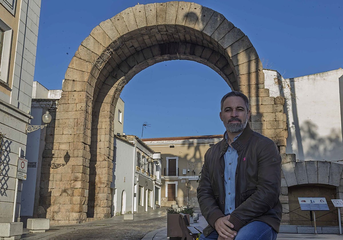 Santiago Abascal, presidente de Vox, ante el Arco de Trajano de Mérida.