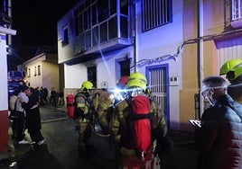 Bomberos del Sepei ante la vivienda incendiada.