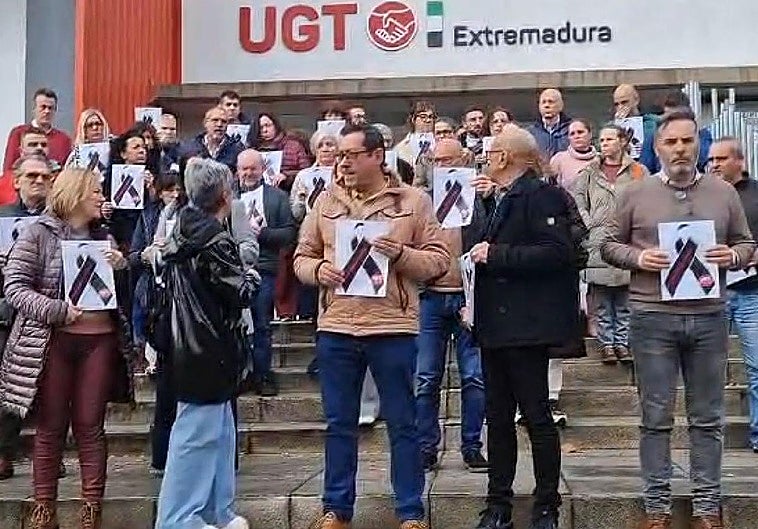 Minuto de silencio por la muerte de Toné, el profesor fallecido en un accidente en Logrosán