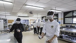 Samara y Gonzalo, alumnos del IES San Fernando, con las gafas virtuales 3D viendo la cocina de Atrio.