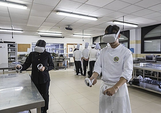 Samara y Gonzalo, alumnos del IES San Fernando, con las gafas virtuales 3D viendo la cocina de Atrio.