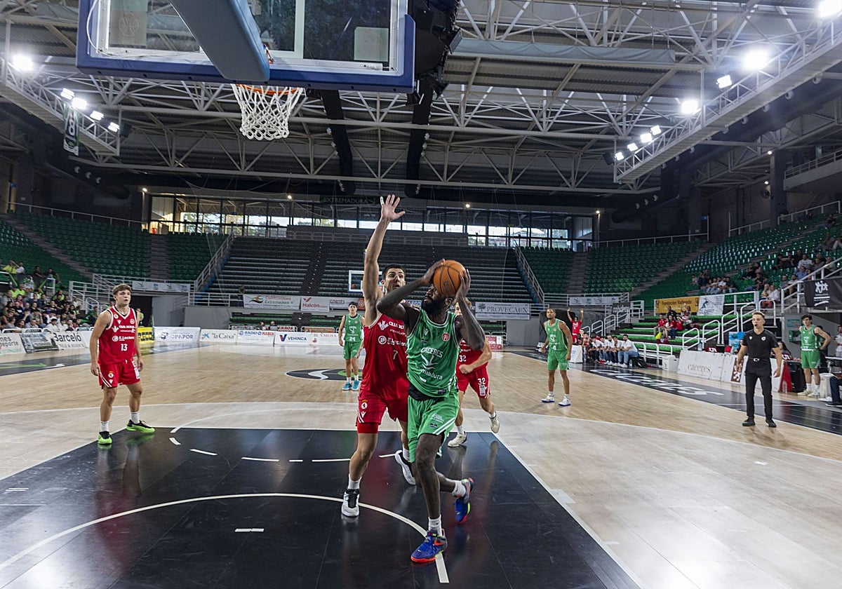 Dwayne Foreman, en un partido con el Cáceres.