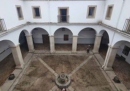 Patio central de lo que fue el Palacio de Justicia en la calle Almendralejo y ahora rehabilitará la Diputación.