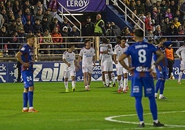 Los azulgranas Luis Nicolás, Zarfino y Rober Correa, desolados tras uno de los dos goles del Sevilla.