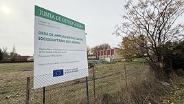 Aspecto actual del centro sociosanitario de Plasencia, con el cartel de la obra colocado hace dos años.