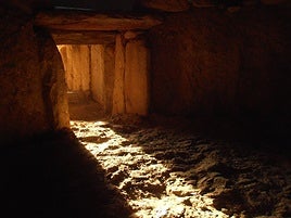 La naturaleza permite estos días al sol entrar en el sepulcro.