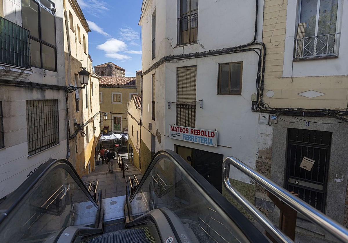 Vista general de la escalera mecánica de Alzapiernas.