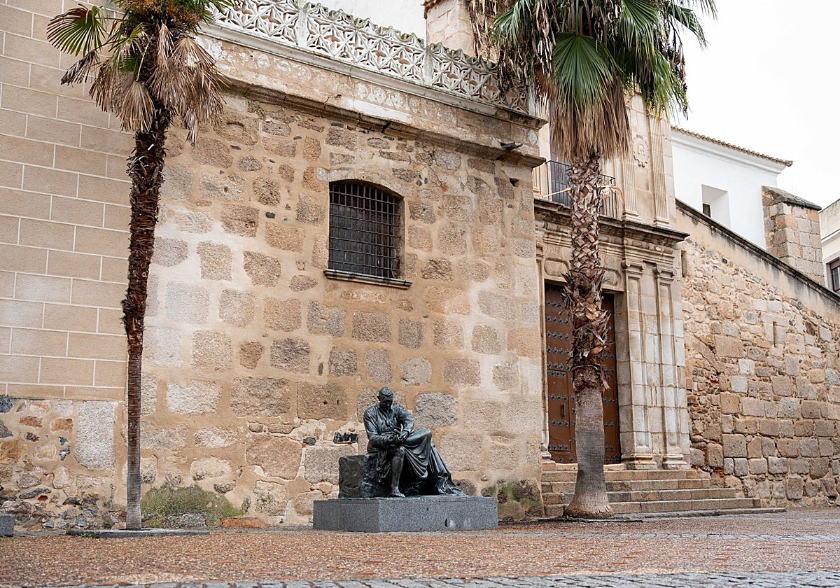 Nueva ubicación del Monumento al Cofrade, en la plaza de Santa María.