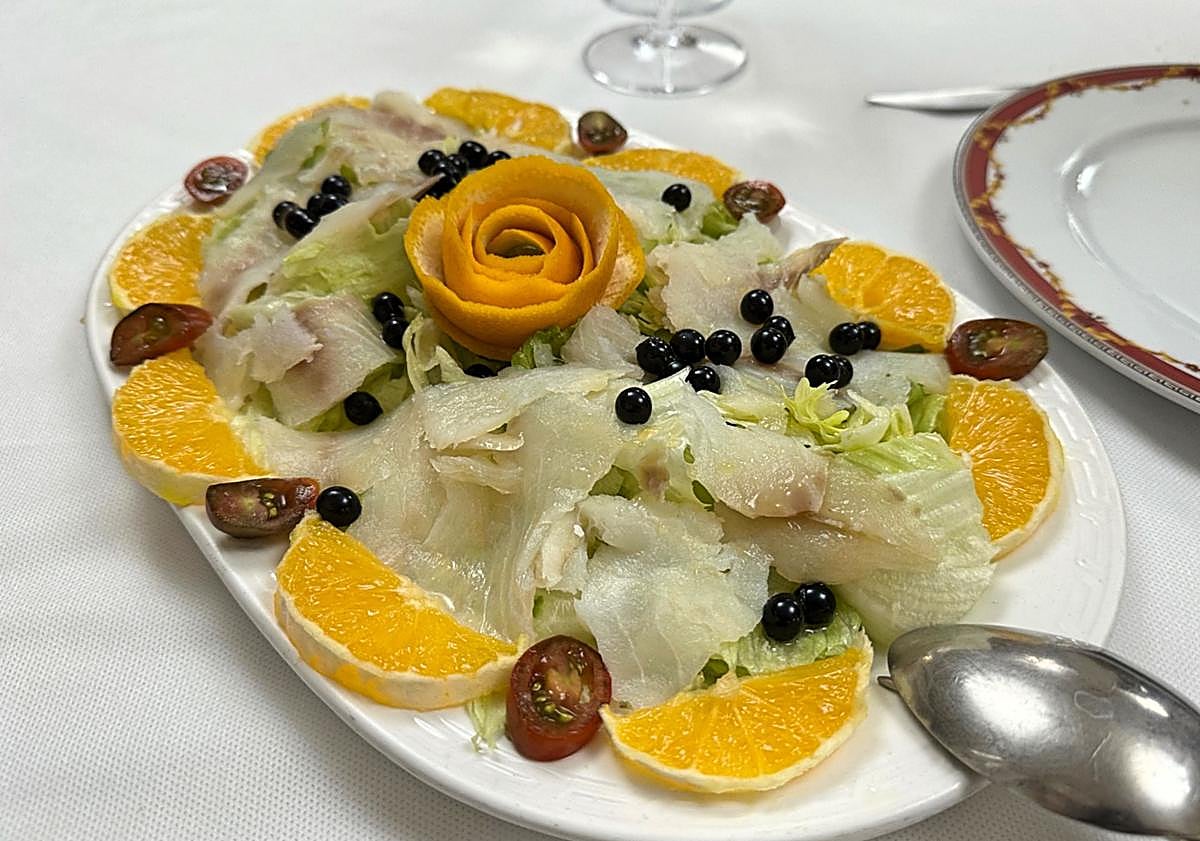 Imagen principal - Ensalada de bacalao macerado, gambas blancas cocidas y pan hecho en Azuaga.
