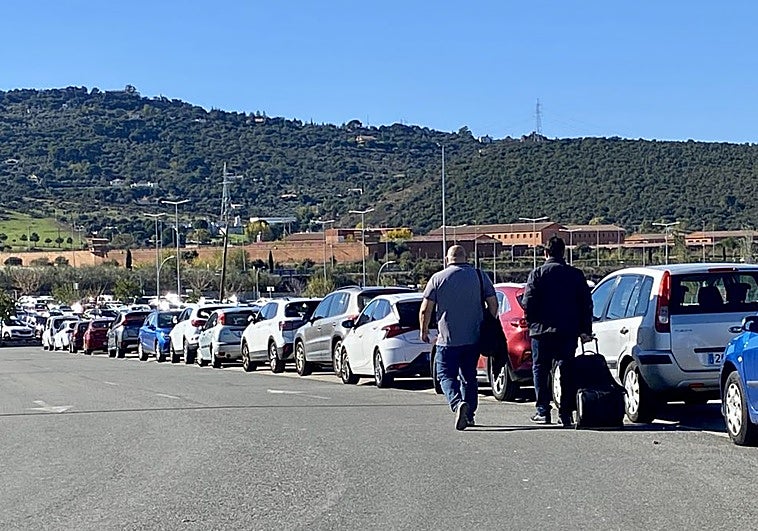 Peatones sin acera en el Hospital Universitario de Cáceres