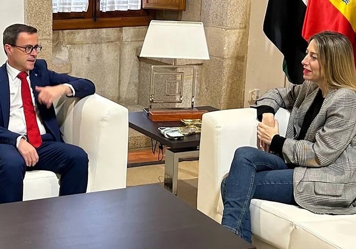 El socialista Miguel Ángel Gallardo y la popular María Guardiola en un encuentro en la Presidencia de la Junta de Extremadura.