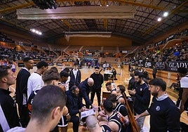 Pablo Cuevas, técnico del Vítaly La Mar BCB, da instrucciones a sus jugadores durante un tiempo muerto.