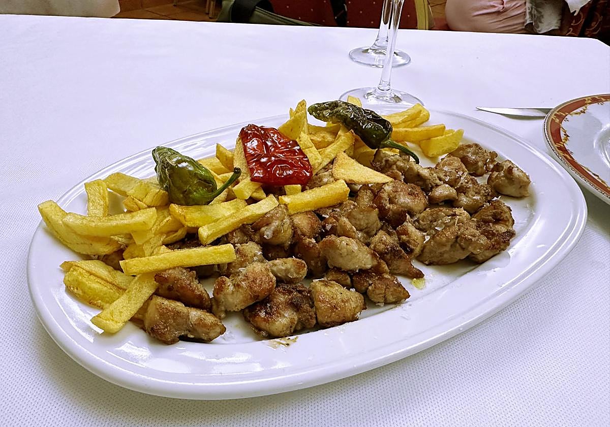 Imagen principal - Mollejas de cordero, vino y tarta de naranja con chocolate.