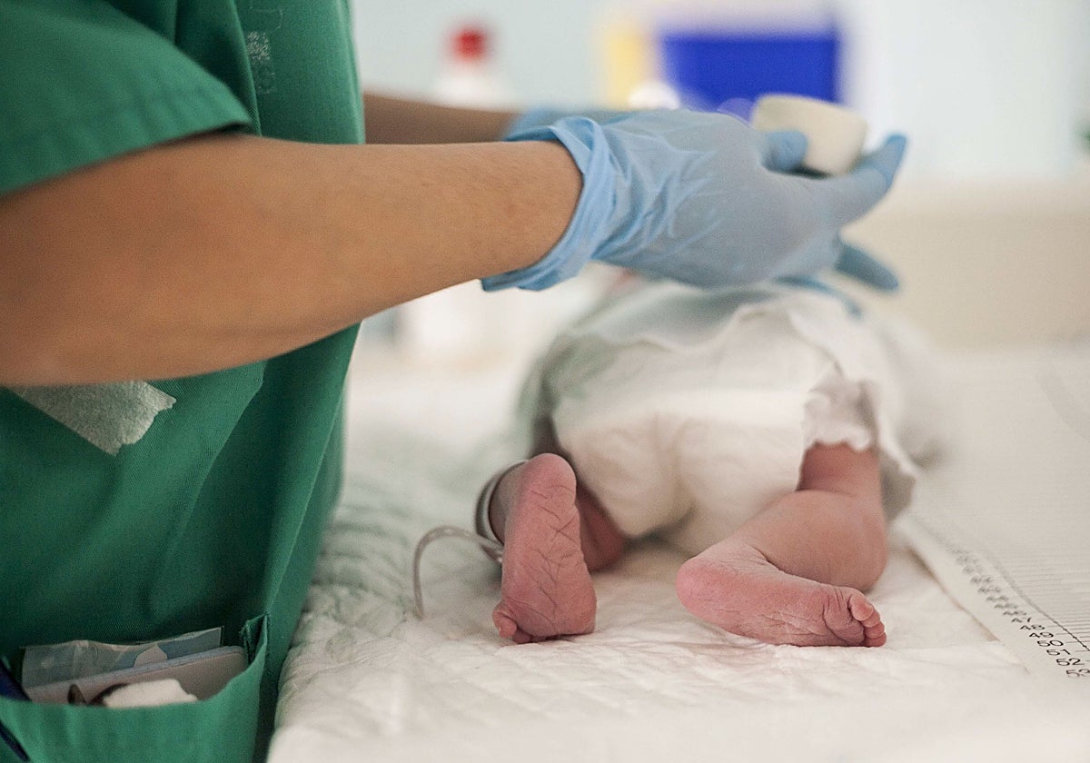 Un bebé recién nacido es atendido por un profesional del SES.