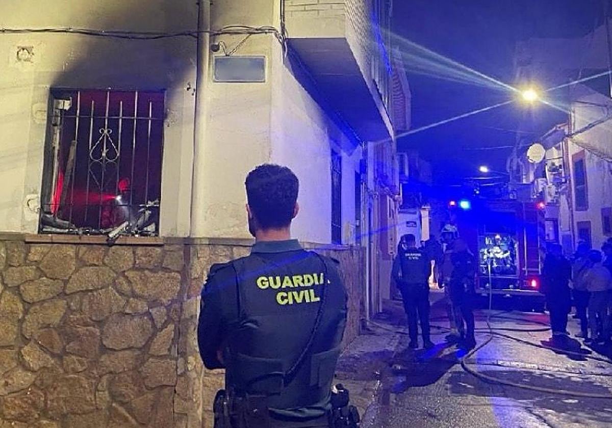 Dispositivo desplegado en la vivienda incendiada.