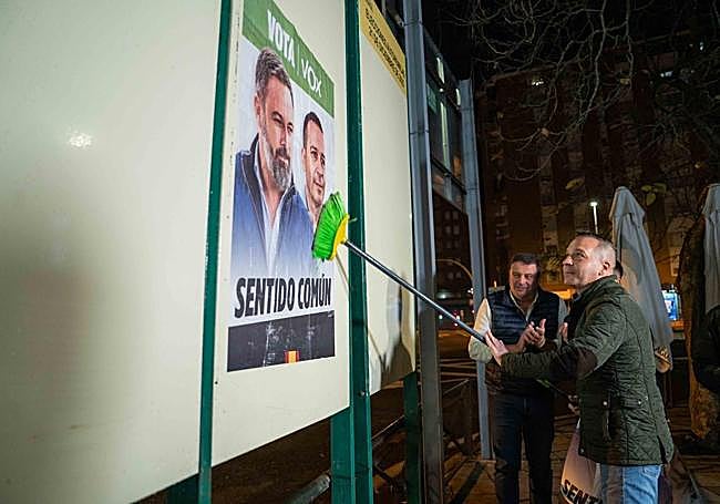 Pegada de carteles de Vox en Cáceres.